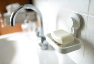 浴室で背中のニキビをケアするための石鹸はどれが効果的？