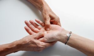浴室でのハンドケアに最適なパラフィンの使い方は？